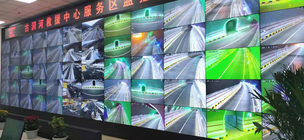 科維交通工程技術部對龍蒲高速古洞河隧道救援中心監控大廳進行調試